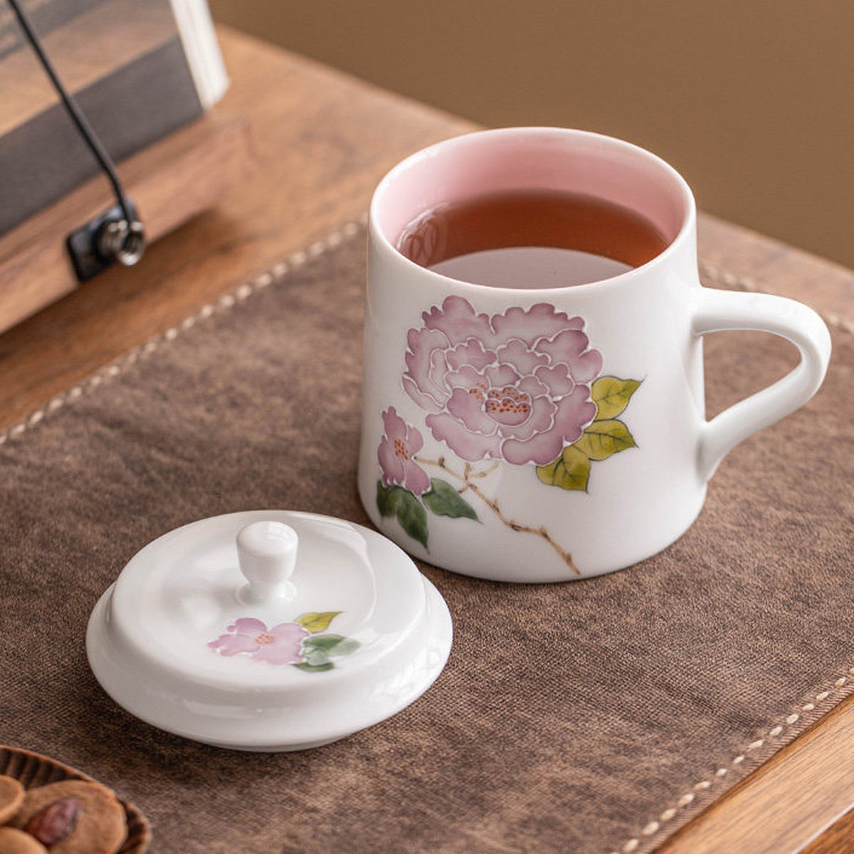 Raised relief hibiscus mug set of 2 with lids, gallery view 2