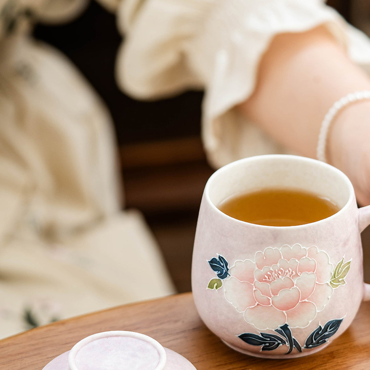 Purple peony office tea mug with lid, gallery view 5
